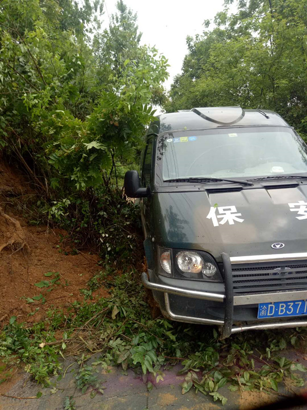 连日降雨引滑坡 队员徒手“开山路” 确保守押任务顺利完成2.jpg