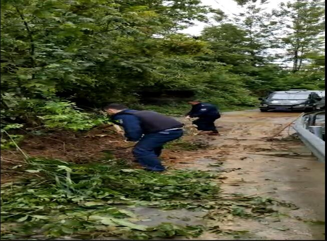 连日降雨引滑坡 队员徒手“开山路” 确保守押任务顺利完成1.jpg