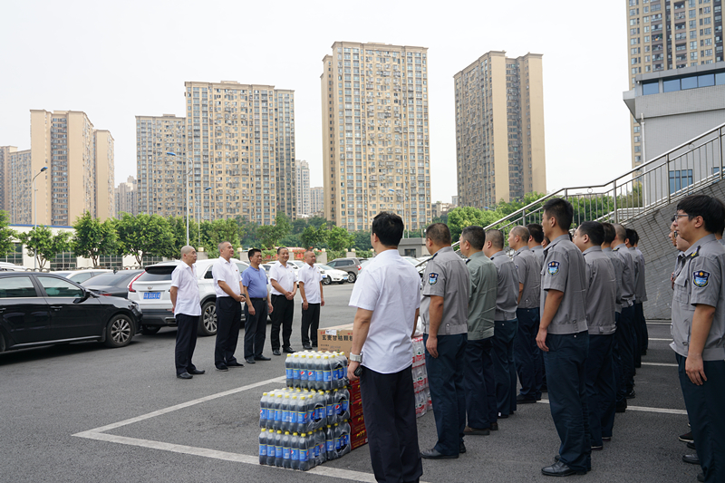 为做好职工防暑降温工作，保障广大职工的身体健康， 8月5日上午，南岸区总工会副主席余正强，帮扶中心主任昌松，代表南岸区总工会来到米兰·体育开展“夏送清凉”慰问活动，送来了南岸区总工会组织的关爱。.jpg